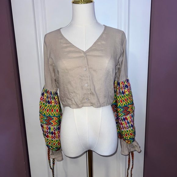 Chic Beige V-Neck Blouse with Vibrant Sleeves - Picture 6 of 6